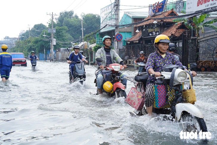 Mưa cả đêm, sáng nay đường Nguyễn Văn Khối, TP.HCM ngập nước mênh mông - Ảnh 8.