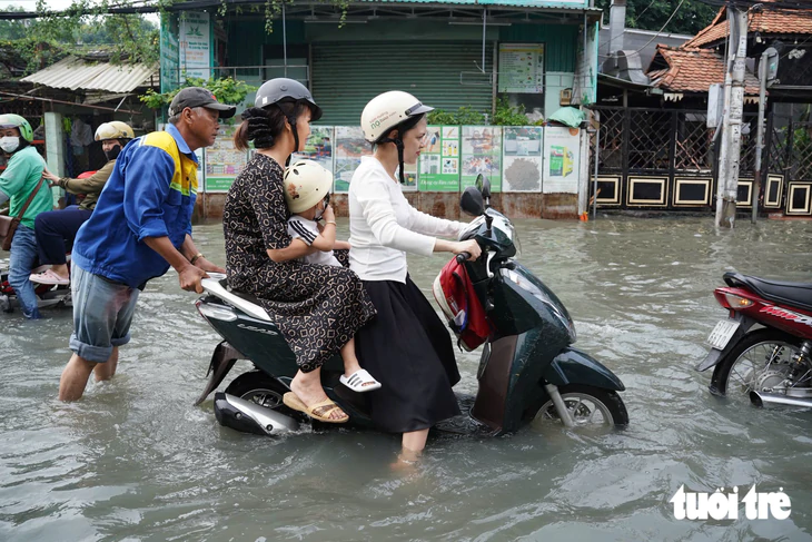 Mưa cả đêm, sáng nay đường Nguyễn Văn Khối, TP.HCM ngập nước mênh mông - Ảnh 5.