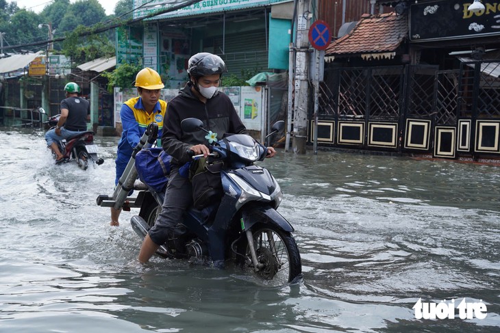 Mưa cả đêm, sáng nay đường Nguyễn Văn Khối, TP.HCM ngập nước mênh mông - Ảnh 6.