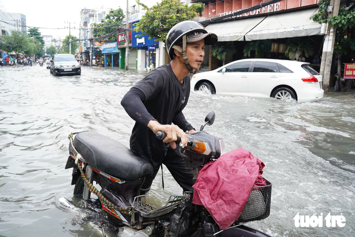 Mưa cả đêm, sáng nay đường Nguyễn Văn Khối, TP.HCM ngập nước mênh mông - Ảnh 9.