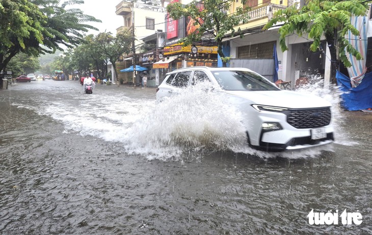 Mưa trút liên tục, đường phố Tam Kỳ ở Đà Nẵng lênh láng nước - Ảnh 3.