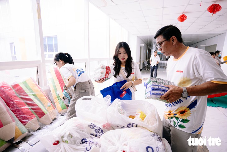 Hai con trai lần lượt ung thư, nước mắt mẹ cứ rơi khi nhận quà hỗ trợ - Ảnh 1.