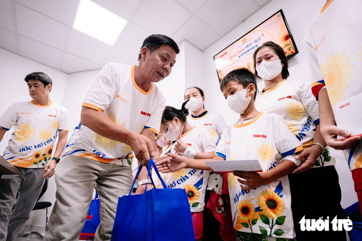 Hai con trai lần lượt ung thư, nước mắt mẹ cứ rơi khi nhận quà hỗ trợ - Ảnh 5.
