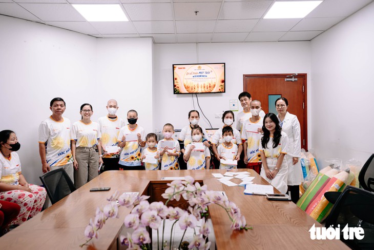 Hai con trai lần lượt ung thư, nước mắt mẹ cứ rơi khi nhận quà hỗ trợ - Ảnh 6.