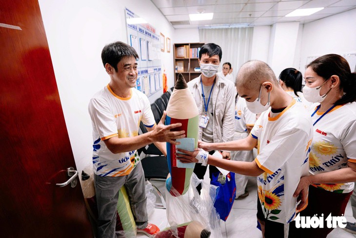 Hai con trai lần lượt ung thư, nước mắt mẹ cứ rơi khi nhận quà hỗ trợ - Ảnh 3.