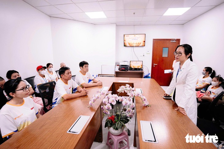 Hai con trai lần lượt ung thư, nước mắt mẹ cứ rơi khi nhận quà hỗ trợ - Ảnh 7.