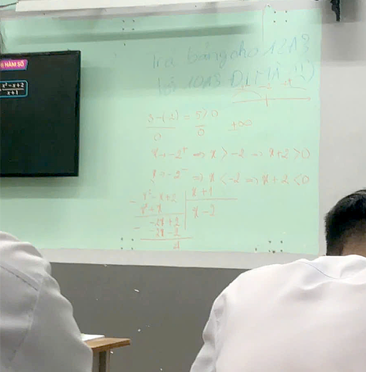 Lớp học 3 ngày không có bảng, giáo viên phải viết lên tường, Trường THPT Phú Nhuận nói gì? - Ảnh 2.