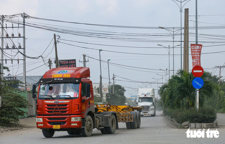 Xe sàn ghi 'chở container' trên giấy đăng kiểm, chở cuộn thép có bị phạt? - Ảnh 1.