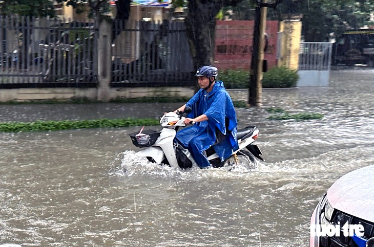 Mưa lớn ở Đồng Nai, nước từ hẻm tuôn như thác, nhiều tuyến đường ùn tắc - Ảnh 1.