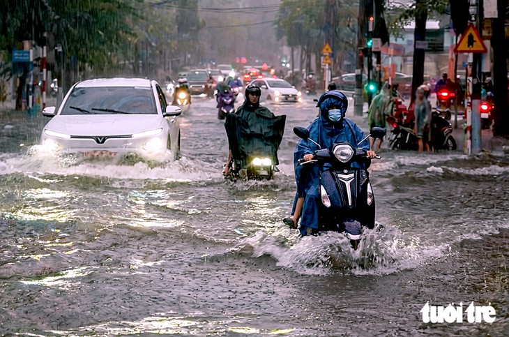 Mưa lớn ở Đồng Nai, nước từ hẻm tuôn như thác, nhiều tuyến đường ùn tắc - Ảnh 3.