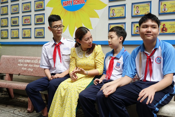 Cô giáo xin phép phụ huynh 'đánh một roi' học sinh - Ảnh 1.