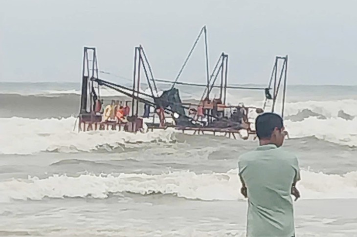 Ngư dân dùng thuyền cá cứu 5 công nhân mắc kẹt trên bè thăm dò địa chất giữa biển - Ảnh 2.