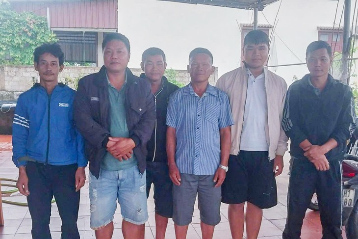 Ngư dân dùng thuyền cá cứu 5 công nhân mắc kẹt trên bè thăm dò địa chất giữa biển - Ảnh 1.