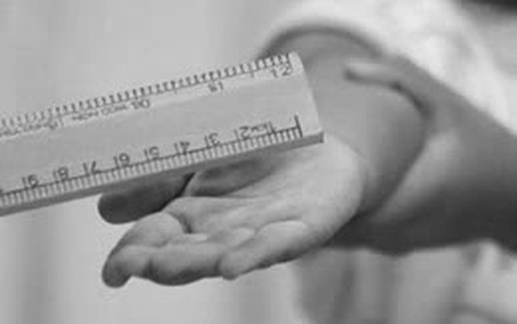 Cô giáo xin phép cha mẹ 'đánh một roi' học sinh, phụ huynh im lặng - Ảnh 1.
