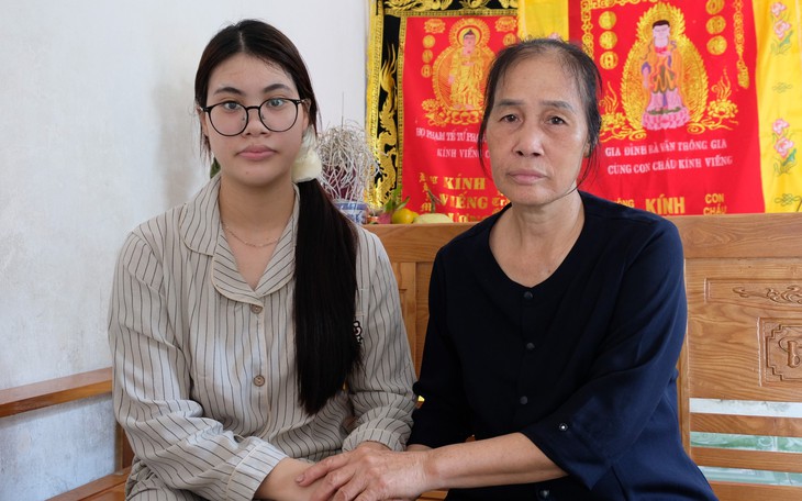 Chiều chiều đi tìm mẹ ở núi Trà Bồng, nữ sinh đậu đại học được cả xóm nghèo động viên - Ảnh 2.