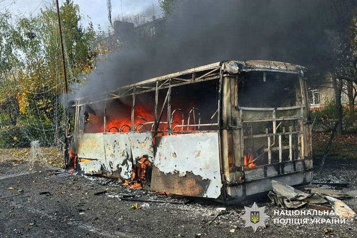 Ukraine tố Nga đánh bom hai xe buýt khiến 30 người chết - Ảnh 1.