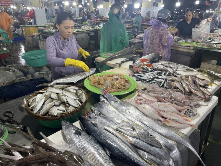 Giá cả đầu ngày: Vú sữa bơ hồng đầu mùa 55.000 đồng/kg, hàng trang trí Halloween tăng giá nhẹ - Ảnh 2.