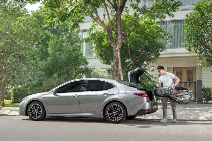 Camry HEV: Nét riêng từ phong cách đến công nghệ Hybrid - Ảnh 2.
