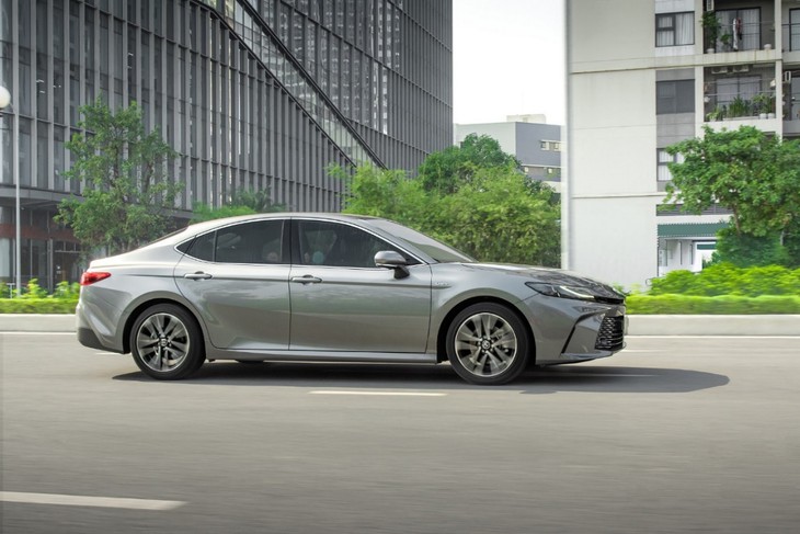 Camry HEV: Nét riêng từ phong cách đến công nghệ Hybrid - Ảnh 3.