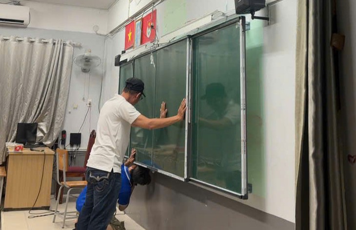 Trường THPT Phú Nhuận, TP.HCM đã lắp bảng mới ngay trong đêm cho lớp 12A 3 - Ảnh 1.