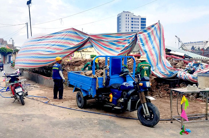 Vụ vỡ tường bao dự án chung cư ở Đồng Nai: Làm hàng rào mới, đào mương thoát nước - Ảnh 2.