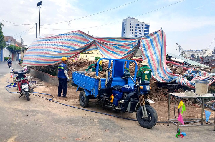 Tháo tường rào cũ, làm hàng rào mới và đào mương thoát nước - Ảnh 1.