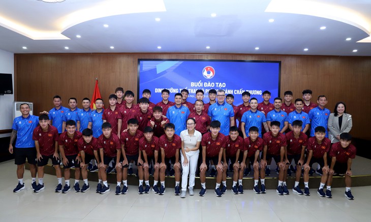 U17 Việt Nam được dạy về dinh dưỡng và phòng tránh chấn thương trước World Cup trẻ - Ảnh 1.