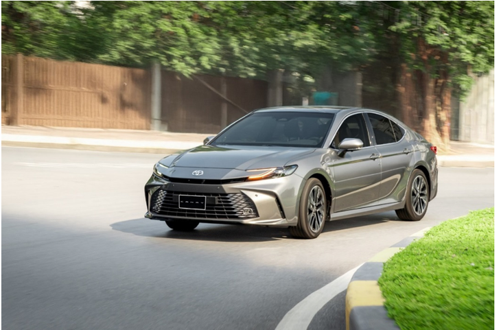 Camry HEV: Nét riêng từ phong cách đến công nghệ Hybrid - Ảnh 1.