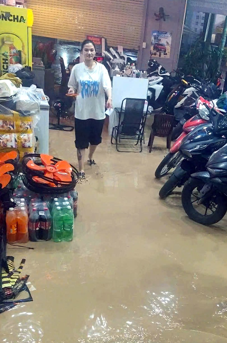 Vỡ tường bao dự án chung cư, bùn đất tràn vào nhà dân ở Đồng Nai - Ảnh 2.