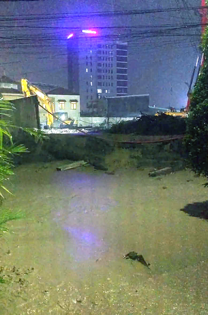 Vỡ tường bao dự án chung cư, bùn đất tràn vào nhà dân ở Đồng Nai - Ảnh 3.
