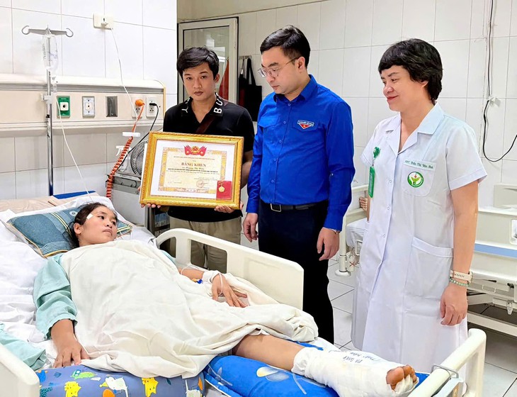 Cô giáo mầm non bị cắt một chân vì cứu học sinh được nhận giải thưởng Thanh niên sống đẹp - Ảnh 1.