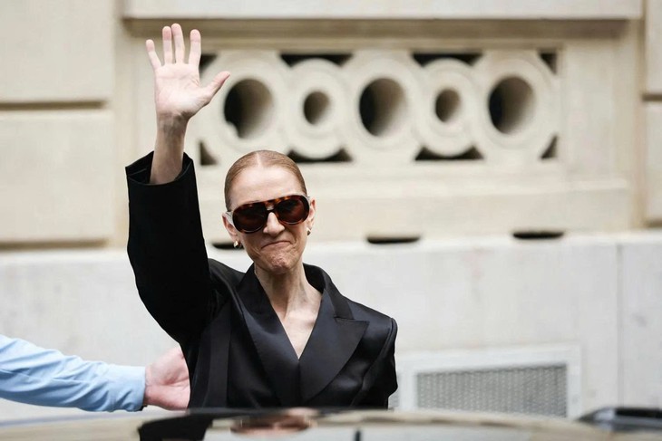 Céline Dion té ngã trên sân khấu concert tại Paris - Ảnh 3.