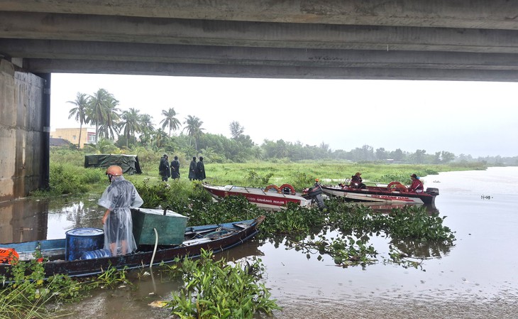 Thi thể người chồng cứu vợ trước khi mất tích trôi xa 2km - Ảnh 1.