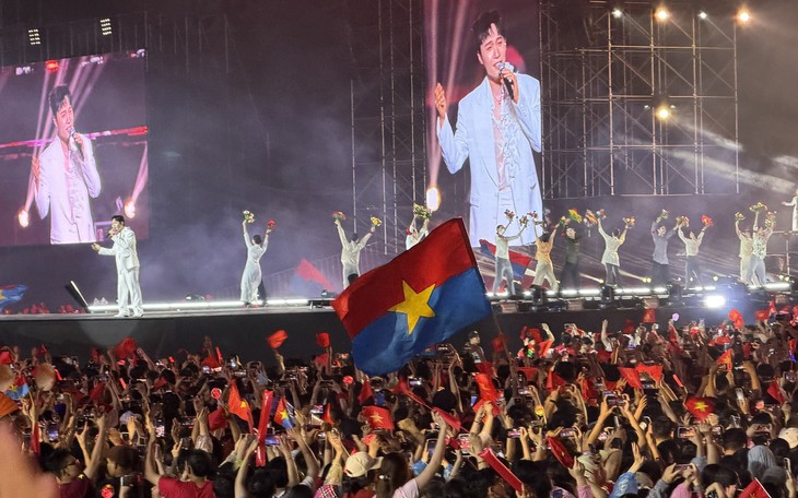 Hàng nghìn người hâm mộ xếp hàng mua vật phẩm concert BIGBANG tại Hà Nội - Ảnh 10.