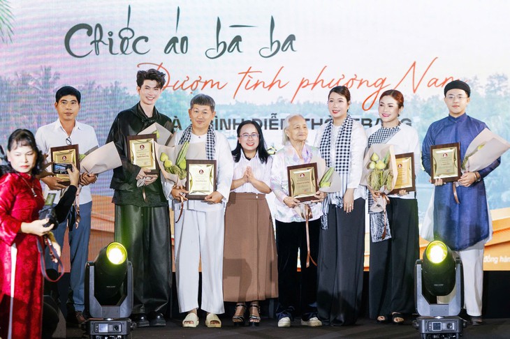 Nguyễn Minh Công đưa thạch dừa, nút dừa vào áo bà ba - Ảnh 6.