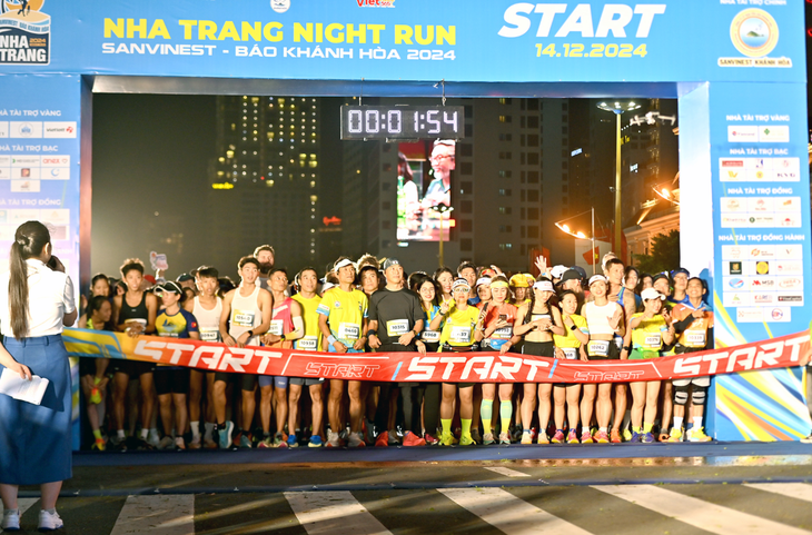 Nha Trang tổ chức giải chạy đêm lan tỏa tình yêu biển đảo, runner chạy trên cung đường biển tuyệt đẹp - Ảnh 1.