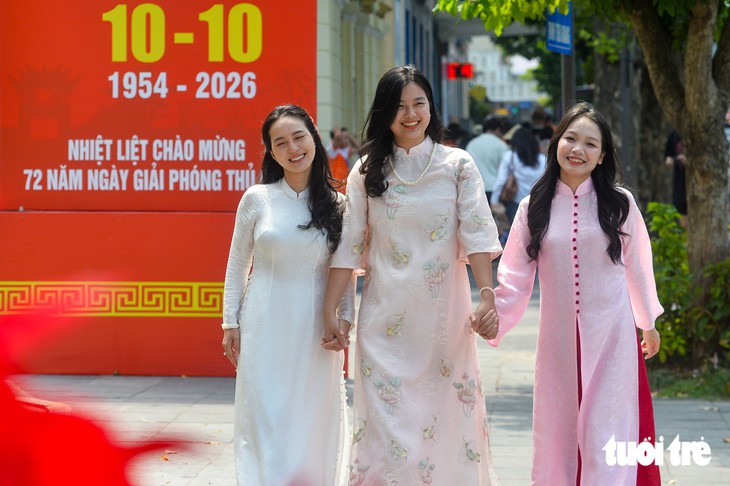 NgườiHà Nội tìm góc đẹp, chụp ảnh mừng ngày Giải phóng Thủ đô - Ảnh 1.