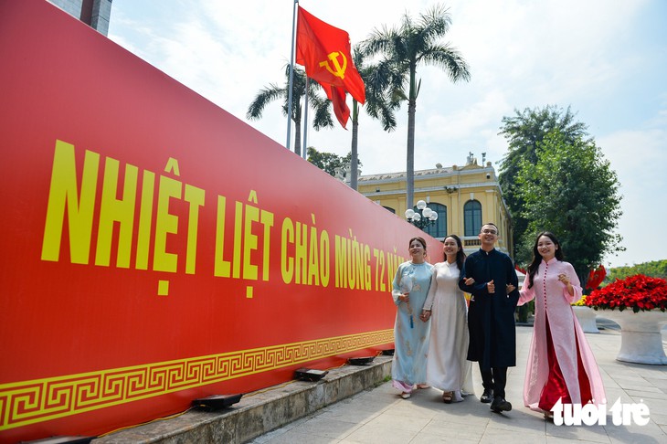 NgườiHà Nội tìm góc đẹp, chụp ảnh mừng ngày Giải phóng Thủ đô - Ảnh 2.