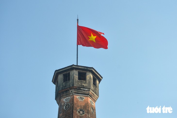 NgườiHà Nội tìm góc đẹp, chụp ảnh mừng ngày Giải phóng Thủ đô - Ảnh 4.