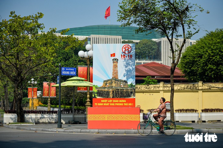 NgườiHà Nội tìm góc đẹp, chụp ảnh mừng ngày Giải phóng Thủ đô - Ảnh 5.