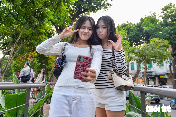 NgườiHà Nội tìm góc đẹp, chụp ảnh mừng ngày Giải phóng Thủ đô - Ảnh 12.