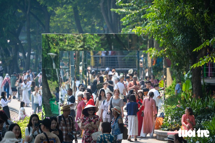 NgườiHà Nội tìm góc đẹp, chụp ảnh mừng ngày Giải phóng Thủ đô - Ảnh 13.