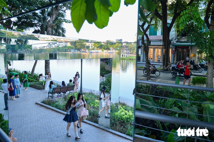NgườiHà Nội tìm góc đẹp, chụp ảnh mừng ngày Giải phóng Thủ đô - Ảnh 14.