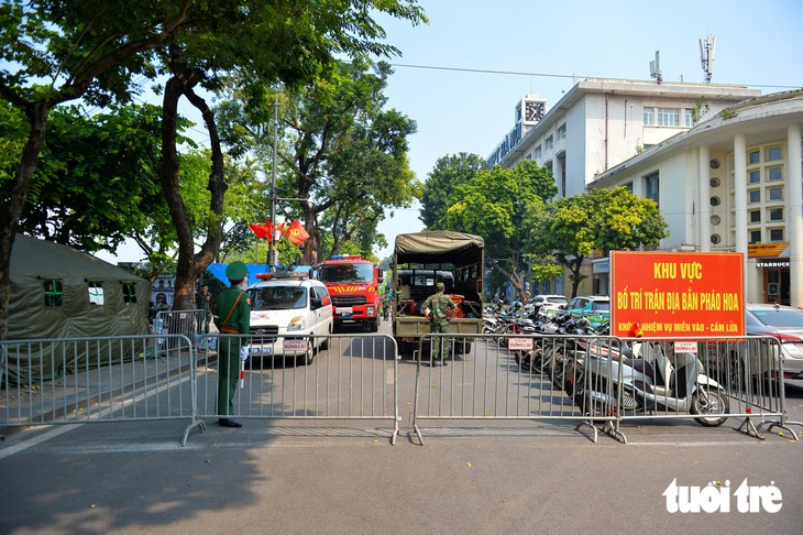 NgườiHà Nội tìm góc đẹp, chụp ảnh mừng ngày Giải phóng Thủ đô - Ảnh 16.