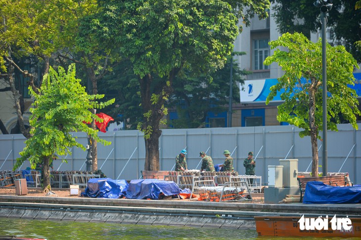NgườiHà Nội tìm góc đẹp, chụp ảnh mừng ngày Giải phóng Thủ đô - Ảnh 17.