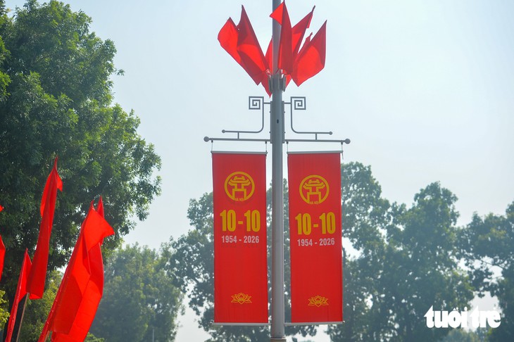 NgườiHà Nội tìm góc đẹp, chụp ảnh mừng ngày Giải phóng Thủ đô - Ảnh 7.