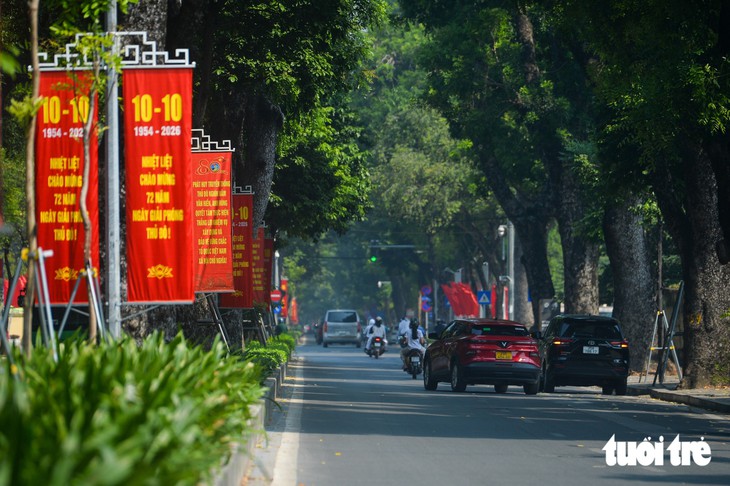 NgườiHà Nội tìm góc đẹp, chụp ảnh mừng ngày Giải phóng Thủ đô - Ảnh 8.