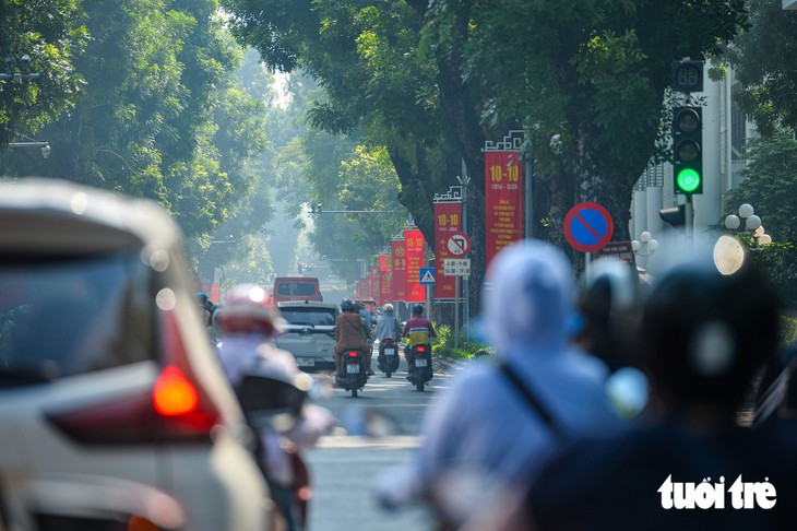 NgườiHà Nội tìm góc đẹp, chụp ảnh mừng ngày Giải phóng Thủ đô - Ảnh 9.