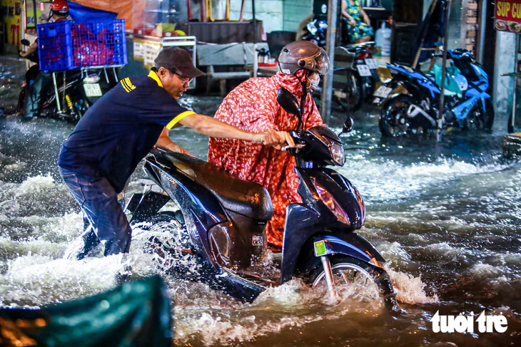 Mưa lớn ở TP.HCM ngày càng dồn dập, có bất thường không? - Ảnh 1.