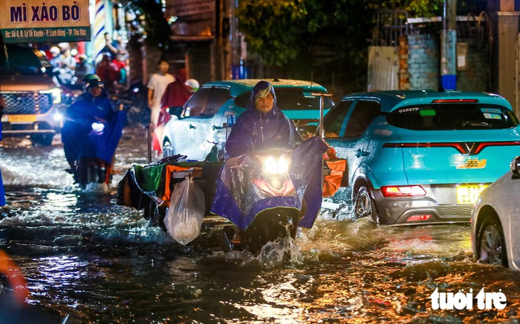 Mưa lớn ở TP.HCM ngày càng dồn dập, có bất thường không? - Ảnh 2.